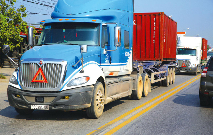 Cần nhanh chóng khơi thông hoạt động sản xuất kinh doanh, lưu thông hàng hóa cho doanh nghiệp. Ảnh: Lê Tiên