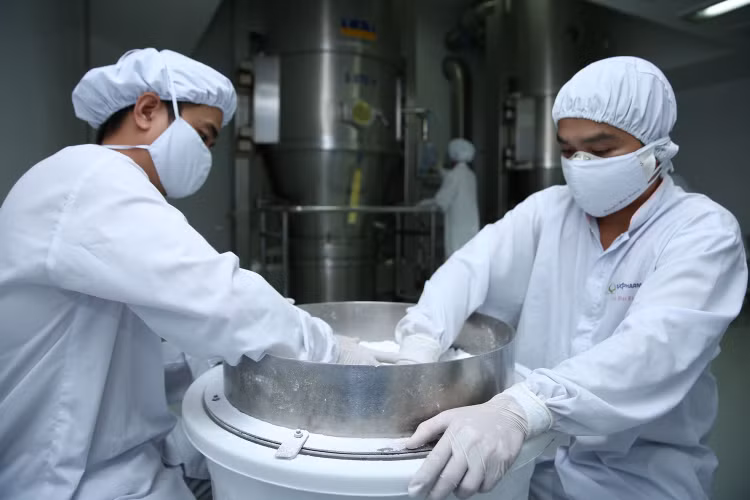 Dự thảo Luật Dược (sửa đổi) đang được đề xuất bãi bỏ quy định đăng ký lưu hành đối với nguyên liệu làm thuốc để sản xuất thuốc theo hồ sơ đăng ký thuốc. Ảnh minh họa: Nhã Chi