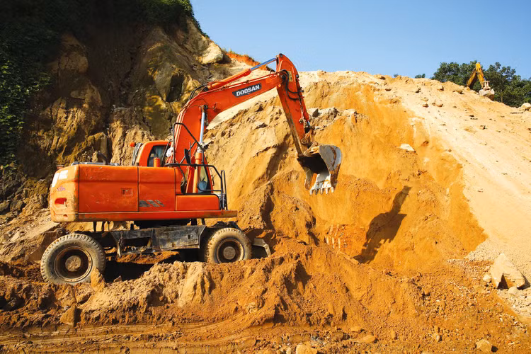 Hầu hết các địa phương tại miền Trung đã hoàn tất khảo sát, đánh giá trữ lượng mỏ vật liệu phục vụ thi công cao tốc Bắc - Nam phía Đông. Ảnh: Song Lê