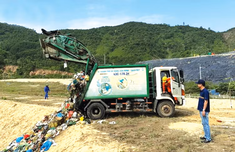 Bãi rác Khánh Sơn (Đà Nẵng) đã hết công suất chôn lấp, gây ô nhiễm môi trường, ảnh hưởng đến cuộc sống người dân. Ảnh: VOV