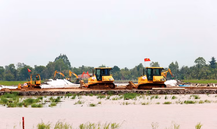 Nhà thầu thi công Dự án thành phần đoạn Cần Thơ - Hậu Giang. Ảnh: Dương Giang