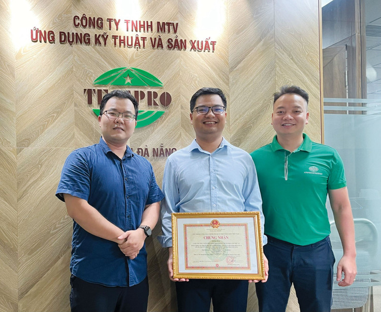 Nhóm kỹ sư Lê Thành Nam, Nguyễn Sơn Tùng, Đặng Quốc Việt, 3 tác giả của Công ty TECAPRO đạt Giải thưởng Tuổi trẻ sáng tạo trong Quân đội năm 2024