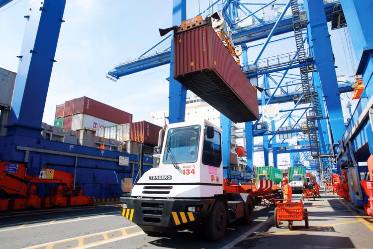 Kim ngạch xuất nhập khẩu tháng 11 giảm 7,8% so với cùng kỳ năm trước, trong đó xuất khẩu giảm 8,4%. Ảnh: Lê Tiên