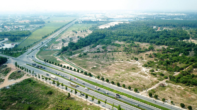 Tuyến đường Vành đai 3 TP.HCM dự kiến hoàn thành trước năm 2020 nhưng mới chỉ có 16,3 km trên địa phận tỉnh Bình Dương được đưa vào khai thác. Ảnh: Song Lê