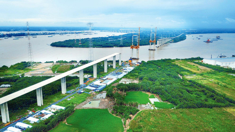 Dự kiến giải ngân vốn đầu tư công đến ngày 31/7/2021 là 169.335,05 tỷ đồng, đạt 36,71% kế hoạch Thủ tướng Chính phủ giao, thấp hơn so với cùng kỳ năm 2020 (40,67%). Ảnh: Song Lê