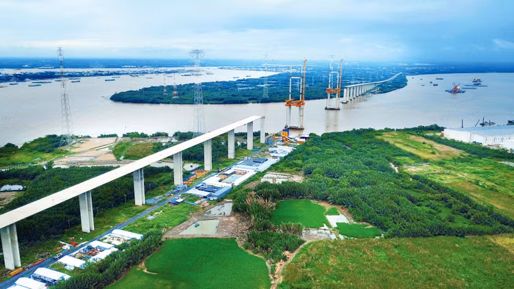 Dự kiến giải ngân vốn đầu tư công đến ngày 31/7/2021 là 169.335,05 tỷ đồng, đạt 36,71% kế hoạch Thủ tướng Chính phủ giao, thấp hơn so với cùng kỳ năm 2020 (40,67%). Ảnh: Song Lê