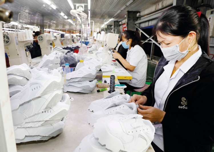 Chính sách giảm thuế giá trị gia tăng, giảm thuế thu nhập doanh nghiệp sẽ góp phần tăng thêm nguồn lực cho doanh nghiệp sản xuất, kinh doanh, từ đó nuôi dưỡng nguồn thu cho ngân sách nhà nước. Ảnh: Trần Việt