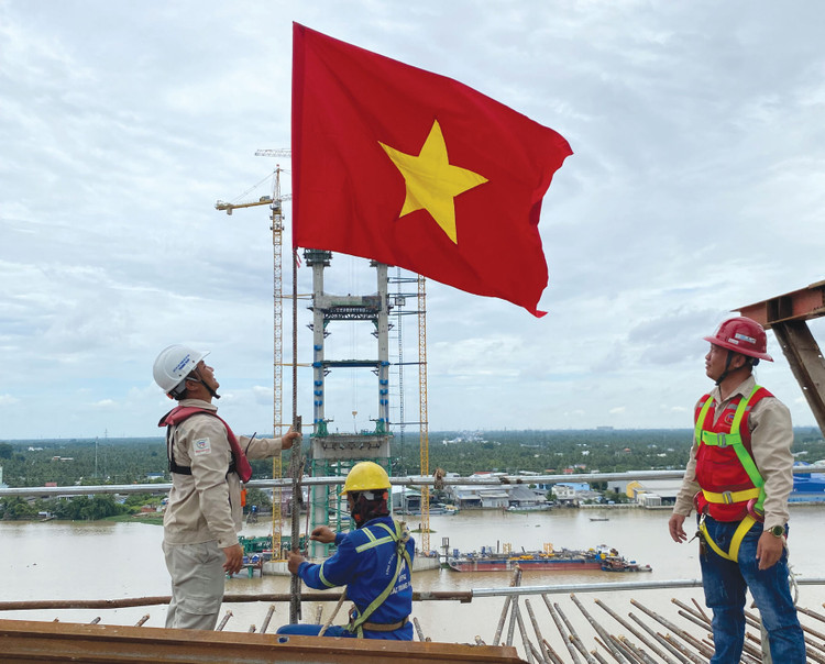 Chuẩn bị cử hành lễ chào cờ đặc biệt dịp 2/9/2024 trên công trường cầu Rạch Miễu 2. Ảnh: Văn Huyền