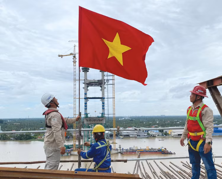 Chuẩn bị cử hành lễ chào cờ đặc biệt dịp 2/9/2024 trên công trường cầu Rạch Miễu 2. Ảnh: Văn Huyền