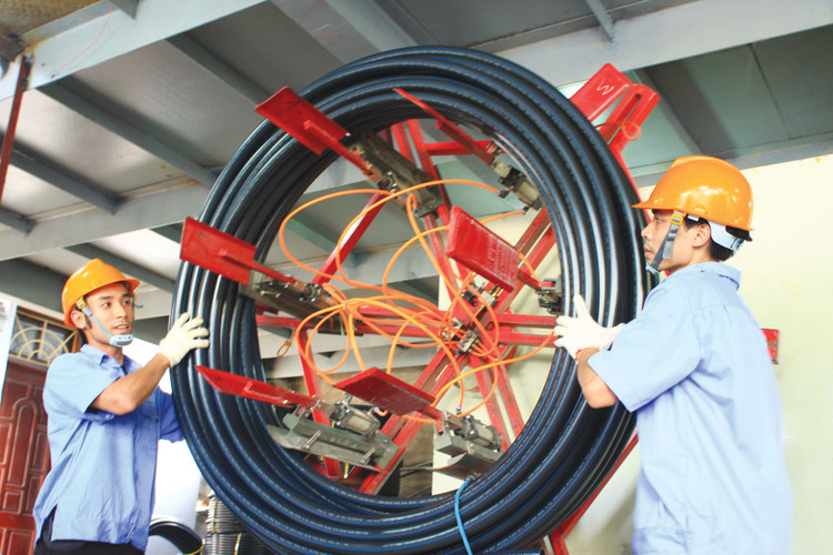Việc gỡ bỏ triệt để các rào cản, vướng mắc trong hoạt động đầu tư, kinh doanh là điều kiện tiên quyết để huy động nguồn lực từ khu vực tư nhân đóng góp cho mục tiêu tăng trưởng cao và bền vững. Ảnh: Lê Tiên