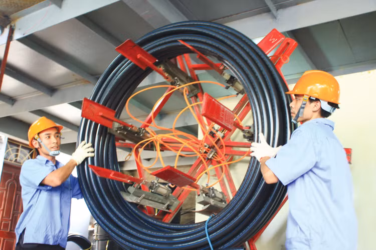 Việc gỡ bỏ triệt để các rào cản, vướng mắc trong hoạt động đầu tư, kinh doanh là điều kiện tiên quyết để huy động nguồn lực từ khu vực tư nhân đóng góp cho mục tiêu tăng trưởng cao và bền vững. Ảnh: Lê Tiên