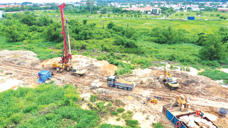 Dự án đường Vành đai 3 TP.HCM đoạn qua TP.HCM cần 6,6 triệu m3 cát đắp nền. Ảnh: Song Lê