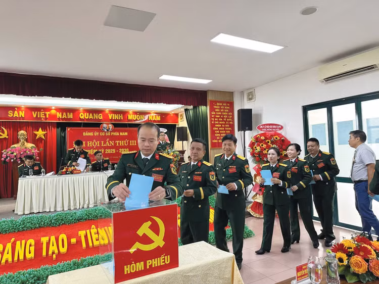 Hoạt động bỏ phiếu tại Đại hội Đảng bộ cơ sở phía Nam Công ty TECAPRO lần III