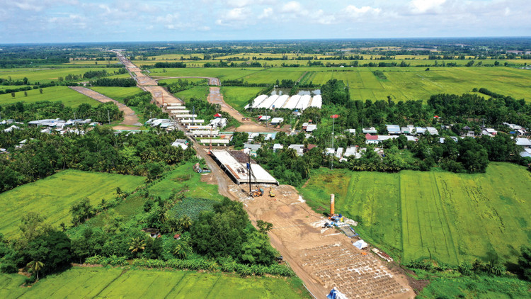 Đầu tư công phải tiếp tục giữ vai trò như một “đòn bẩy” để thúc đẩy tích lũy vốn, nâng cao năng suất các nhân tố tổng hợp và khơi thông nguồn lực tư nhân để đạt mục tiêu tăng trưởng hai con số giai đoạn 2026 – 2030. Ảnh: Lê Tiên