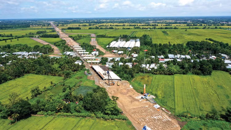 Đầu tư công phải tiếp tục giữ vai trò như một “đòn bẩy” để thúc đẩy tích lũy vốn, nâng cao năng suất các nhân tố tổng hợp và khơi thông nguồn lực tư nhân để đạt mục tiêu tăng trưởng hai con số giai đoạn 2026 – 2030. Ảnh: Lê Tiên