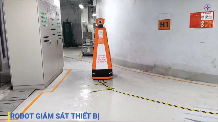 Robot giám sát thiết bị tại Công ty Thủy điện Sơn La. Ảnh: ĐVCC