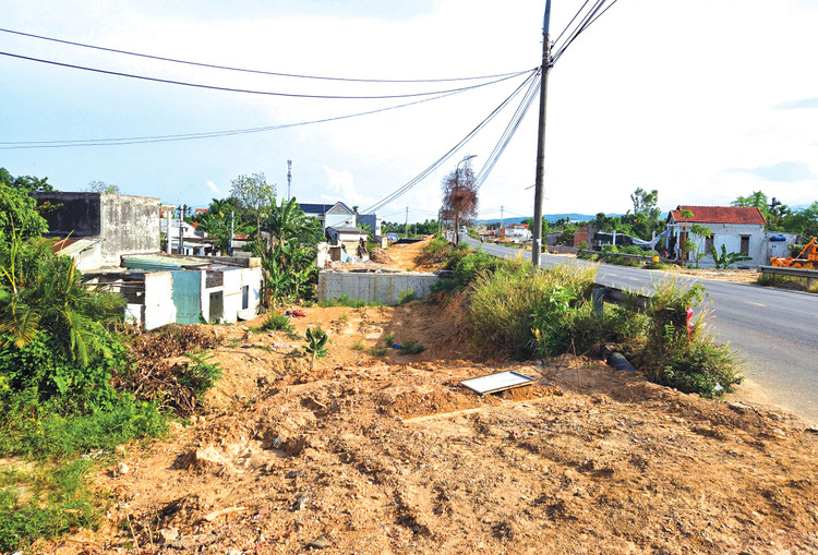 Dự án Nâng cấp, cải tạo Quốc lộ 14B chậm tiến độ vì vướng mặt bằng và thiếu vật liệu đất đắp. Ảnh: Minh Hạnh