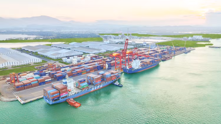 Sau khi hoàn thành nạo vét luồng tàu, cảng biển Chu Lai (Quảng Nam) mở thêm tuyến vận tải trực tiếp đến Ấn Độ. Ảnh: Hà Minh