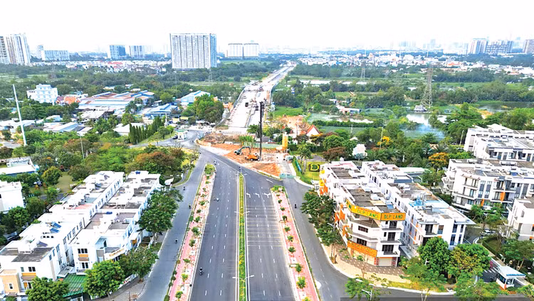 Dự án Xây dựng, mở rộng Quốc lộ 50 được đẩy nhanh tiến độ sau khi nhà thầu được bàn giao 100% mặt bằng sạch để thi công. Ảnh: Diệu Bình