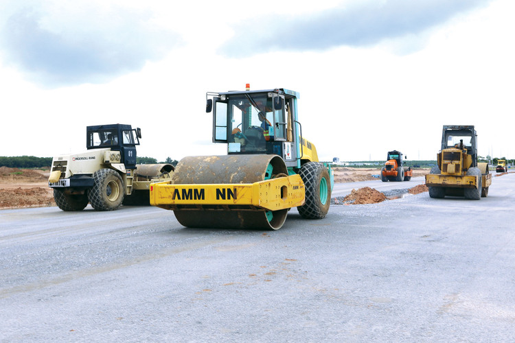 Bộ Tài chính nhấn mạnh việc ưu tiên đẩy nhanh tiến độ các dự án giao thông trọng điểm. Ảnh: Song Lê