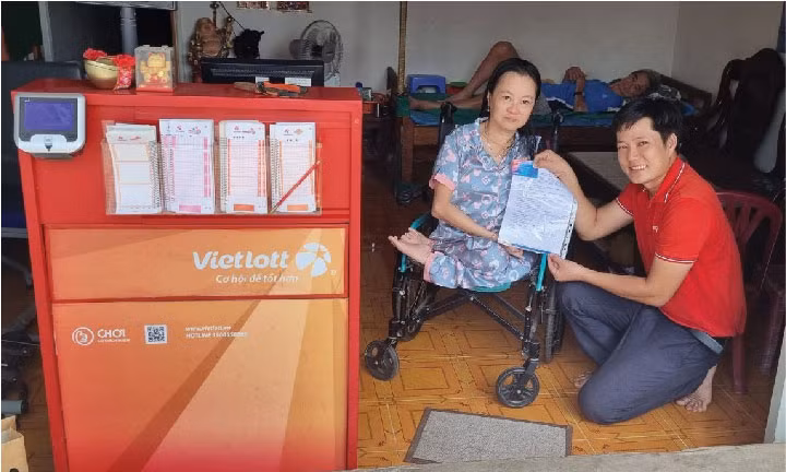 Vietlott cùng Quỹ Tâm Tài Việt trao tặng bảo hiểm sức khỏe đến người bán vé số