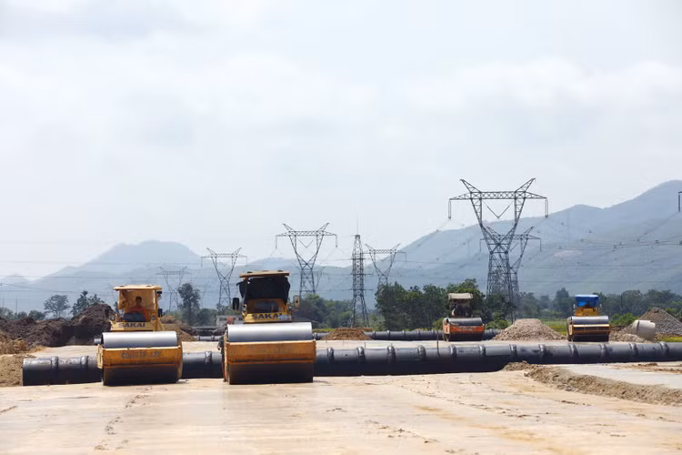 Phó Thủ tướng Hồ Đức Phớc yêu cầu các đơn vị liên quan đẩy nhanh bàn giao mặt bằng, bảo đảm tiến độ hoàn thành theo chỉ đạo của Thủ tướng Chính phủ. Ảnh: Tường Lâm