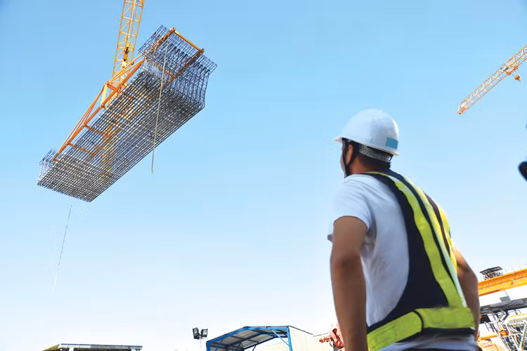 Tổ chức cấp chứng chỉ hành nghề, nhà thầu cần sàng lọc và kiểm chứng chất lượng nhân sự, quyết liệt ngay từ khâu tuyển dụng, xét duyệt hồ sơ. Ảnh minh họa: Nhã Chi