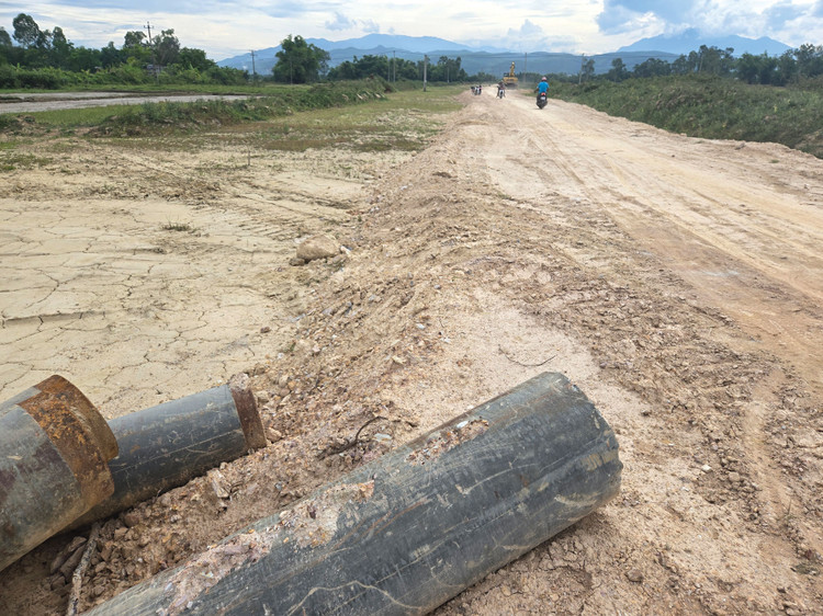 Công trường đường vành đai phía Bắc tỉnh Quảng Nam đoạn qua xã Điện Tiến (thị xã Điện Bàn) sau hơn 8 tháng thi công (ảnh chụp chiều 30/5/2025). Ảnh: Hà Minh