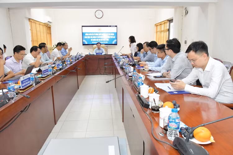 Đoàn khảo sát các cơ sở phát thải do Thứ trưởng Bộ Tài chính Hồ Sỹ Hùng dẫn đầu làm việc tại Công ty CP Nhiệt điện Phả Lại. Ảnh: Thu Trang