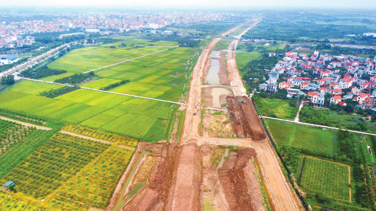 Hàng loạt dự án hạ tầng giao thông đang được gấp rút triển khai nhằm tăng cường năng lực vận tải, gắn kết các đô thị liền kề, tạo không gian phát triển mới cho vùng Đồng bằng sông Hồng. Ảnh: Lê Xuân