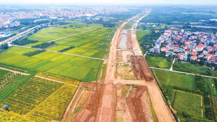 Hàng loạt dự án hạ tầng giao thông đang được gấp rút triển khai nhằm tăng cường năng lực vận tải, gắn kết các đô thị liền kề, tạo không gian phát triển mới cho vùng Đồng bằng sông Hồng. Ảnh: Lê Xuân