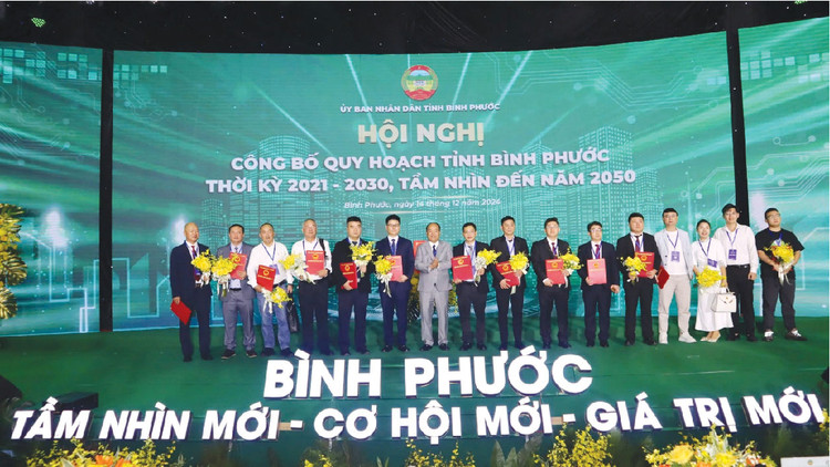 Các nhà đầu tư tại Cụm công nghiệp Thành Phương nhận chứng nhận đăng ký đầu tư trong lễ công bố Quy hoạch tỉnh Bình Phước thời kỳ 2021 - 2030, tầm nhìn đến 2050