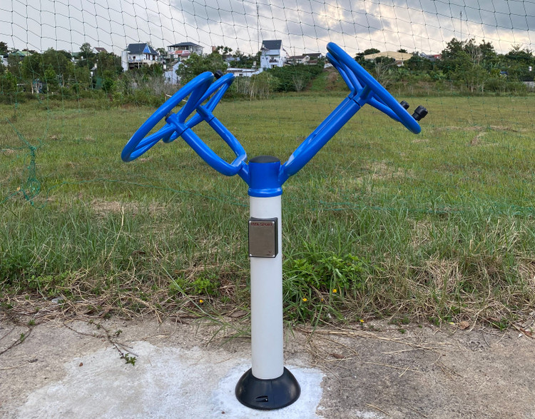 Thiết bị thể dục được nhà thầu chụp tại khu thể thao xã Lộc Quảng ngày 24/10/2023