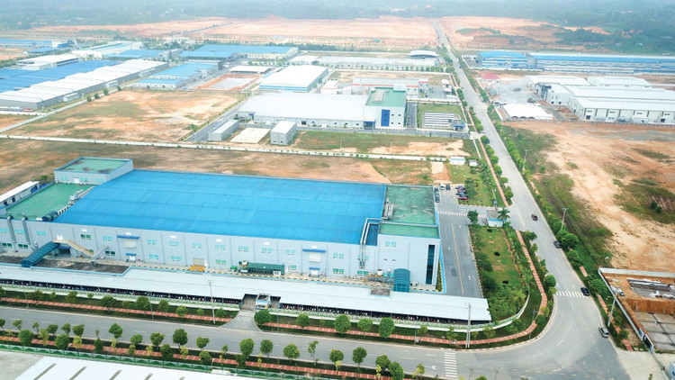 Nhiều địa phương còn lúng túng trong việc tổ chức lựa chọn nhà đầu tư thực hiện dự án hạ tầng khu công nghiệp, trung tâm thương mại, siêu thị, trung tâm logistics, khu công viên giải trí kết hợp thương mại dịch vụ. Ảnh: Lê Tiên