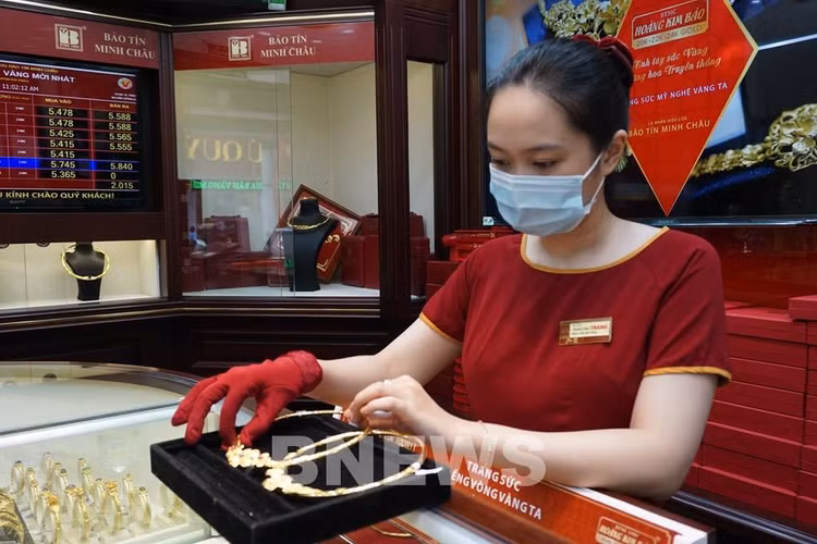 Sau khi Fed tăng lãi suất lần đầu tiên trong năm, giá vàng sáng 17/3 tăng 200 nghìn đồng/lượng. Ảnh: Diệp Anh/BNEWS/TTXVN