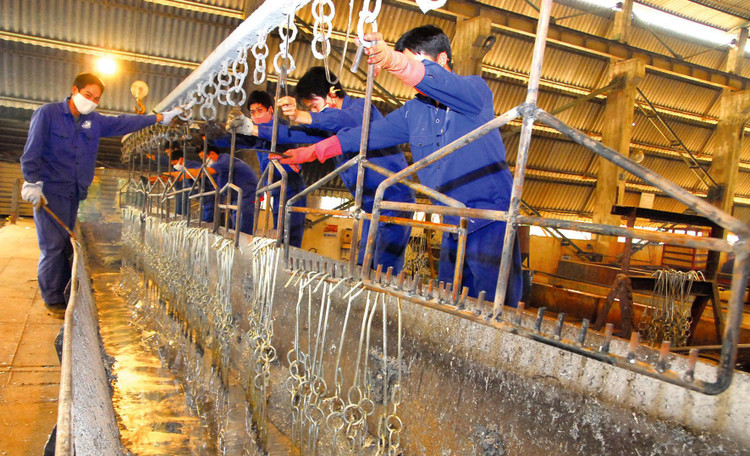 Năng lượng tiêu hao cho một đơn vị sản phẩm trong nhiều ngành công nghiệp của Việt Nam cao hơn khoảng 1,3 đến 1,6 lần so với các nước trong khu vực. Ảnh: Tiên Giang