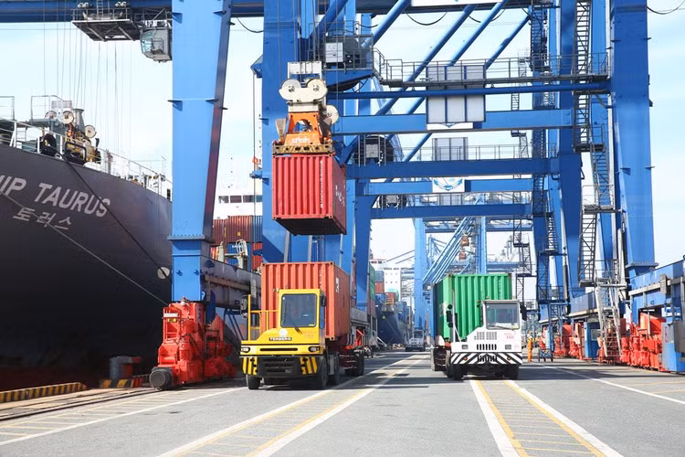 Tính chung từ đầu năm đến ngày 15/9, kim ngạch xuất khẩu cả nước đạt 265,34 tỷ USD, tăng 17,82% so với cùng kỳ năm ngoái. Ảnh: Tiên Giang