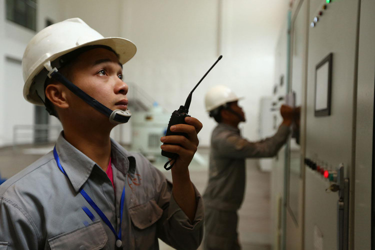 Loại bỏ thiết bị sử dụng năng lượng kém hiệu quả và các tổ máy phát điện hiệu suất thấp là giải pháp cần thiết góp phần giảm phát thải, hướng tới phát triển năng lượng xanh. Ảnh minh họa: Song Lê