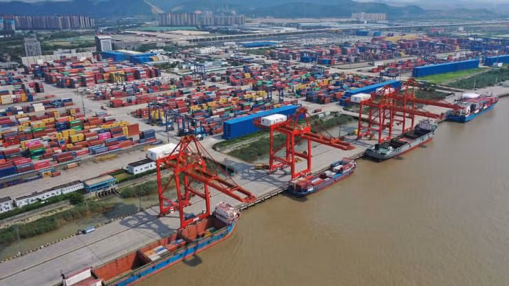 Theo Tổng cục Hải quan Trung Quốc, nửa đầu năm 2022, tổng giá trị xuất nhập khẩu hàng hóa của nước này đạt 19,8 nghìn tỷ Nhân dân tệ, tăng 9,4% so với cùng kỳ năm 2021. Ảnh: Internet