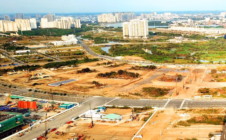 Việc đấu thầu lựa chọn nhà đầu tư thực hiện dự án có sử dụng đất mang tính toàn diện, không chỉ căn cứ vào mức thu giá trị đất đai, mà còn phân tích cả về hiệu quả phát triển dự án lẫn tính bền vững. Ảnh: Tiến Tân