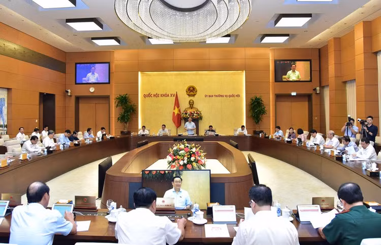 Nếu Ủy ban Thường vụ Quốc hội thống nhất, các Nghị quyết sẽ được ban hành trước kỳ nghỉ lễ Quốc khánh 2/9, tạo điều kiện để sớm giao vốn cho các bộ, ngành và địa phương. Ảnh: Lâm Hiển
