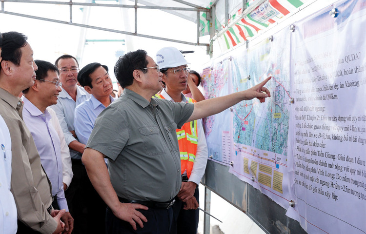 Từ đầu năm 2023, Thủ tướng, tổ trưởng các tổ công tác đã nhiều lần kiểm tra hiện trường dự án, làm việc với địa phương để kịp thời nắm bắt, tháo gỡ khó khăn, đôn đốc giải ngân đầu tư công. Ảnh: Dương Giang