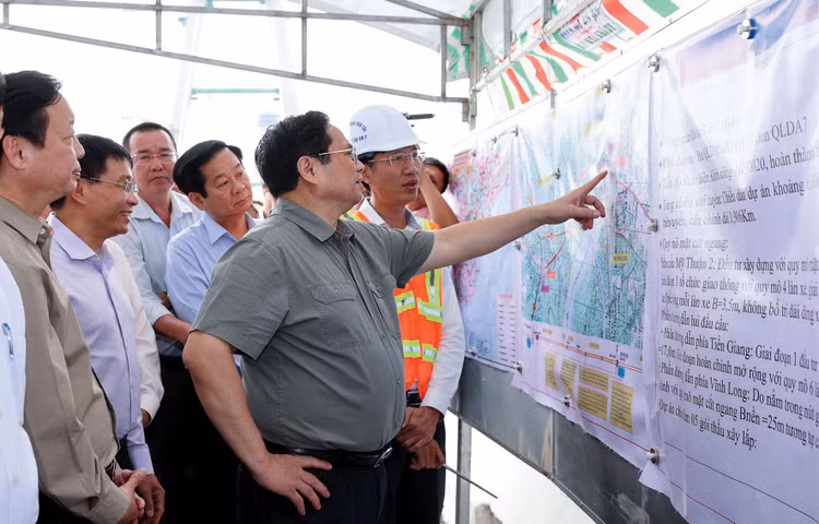 Từ đầu năm 2023, Thủ tướng, tổ trưởng các tổ công tác đã nhiều lần kiểm tra hiện trường dự án, làm việc với địa phương để kịp thời nắm bắt, tháo gỡ khó khăn, đôn đốc giải ngân đầu tư công. Ảnh: Dương Giang