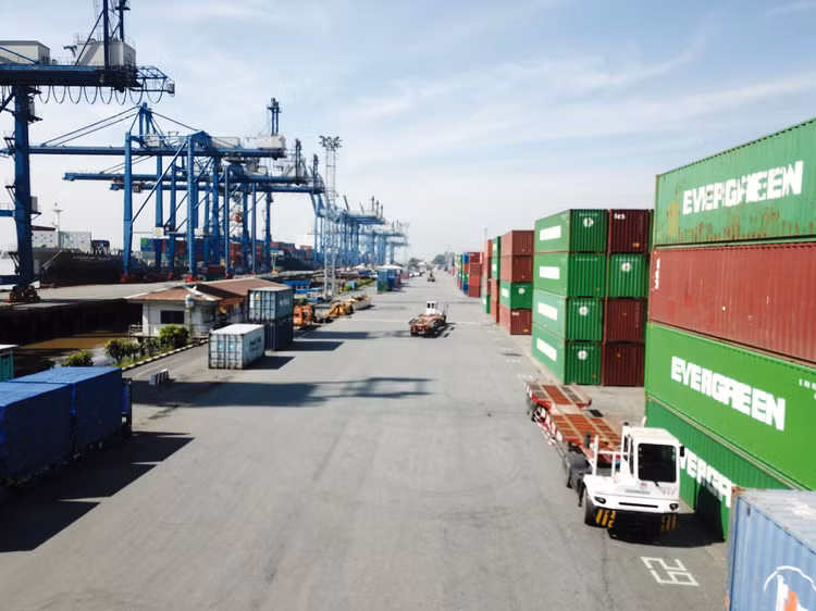 Việc đẩy mạnh đầu tư vào hạ tầng logistics là điều kiện cần thiết để hàng hóa Việt Nam gia tăng sức cạnh tranh. Ảnh: Lê Tiên