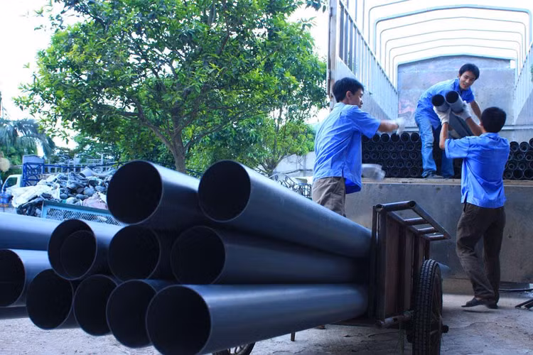 Nhiều cơ sở kinh doanh lúng túng trong áp thuế suất thuế giá trị gia tăng là 10% hay 8% cũng như xử lý phần chênh lệch. Ảnh: Nhã Chi