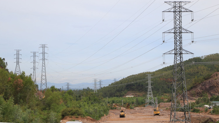 Điểm giao chéo đường dây 220kV Phù Mỹ - Phước An và công trình thi công cao tốc Bắc Nam qua tỉnh Bình Định