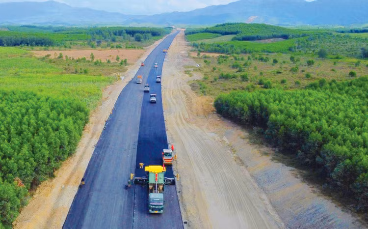 Tập đoàn Sơn Hải tự tin có thể đưa các hạng mục thi công tại Dự án thành phần cao tốc Bắc - Nam đoạn Vân Phong - Nha Trang về đích trước kế hoạch gần 1 năm. Ảnh: Trần Hướng