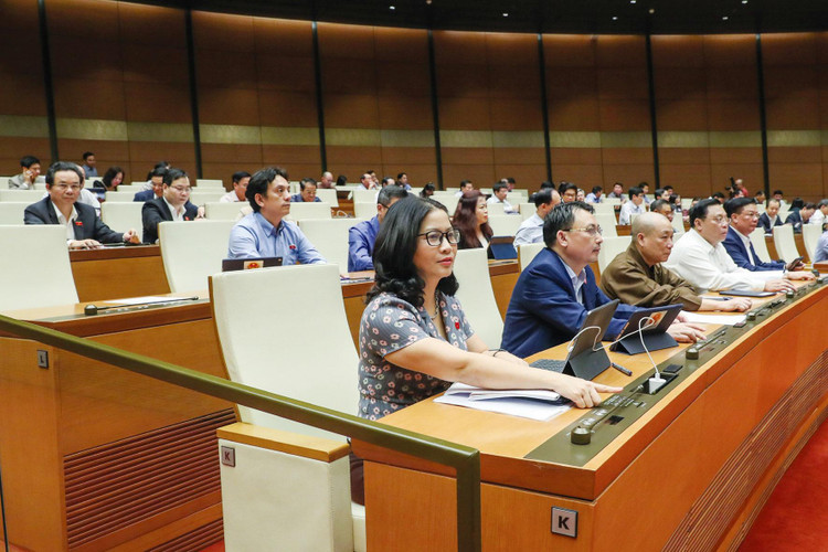 Quốc hội biểu quyết thông qua Nghị quyết về dự toán ngân sách nhà nước năm 2023. Ảnh: Vũ Quang Khánh