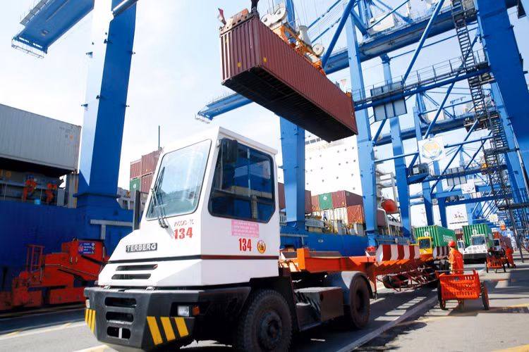 Trong 5 tháng đầu năm 2022, cán cân thương mại hàng hóa cả nước ước tính xuất siêu 516 triệu USD. Ảnh: Lê Tiên