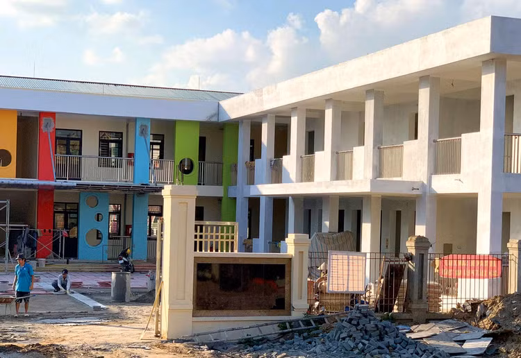 Gói thầu Xây lắp thuộc Dự án Xây dựng khối 10 phòng học lầu và các hạng mục phụ trợ Trường Tiểu học Nghĩa Trung, xã Nghĩa Trung, huyện Bù Đăng, tỉnh Bình Phước có giá dự toán hơn 6,9 tỷ đồng. Ảnh minh họa: Nhã Chi